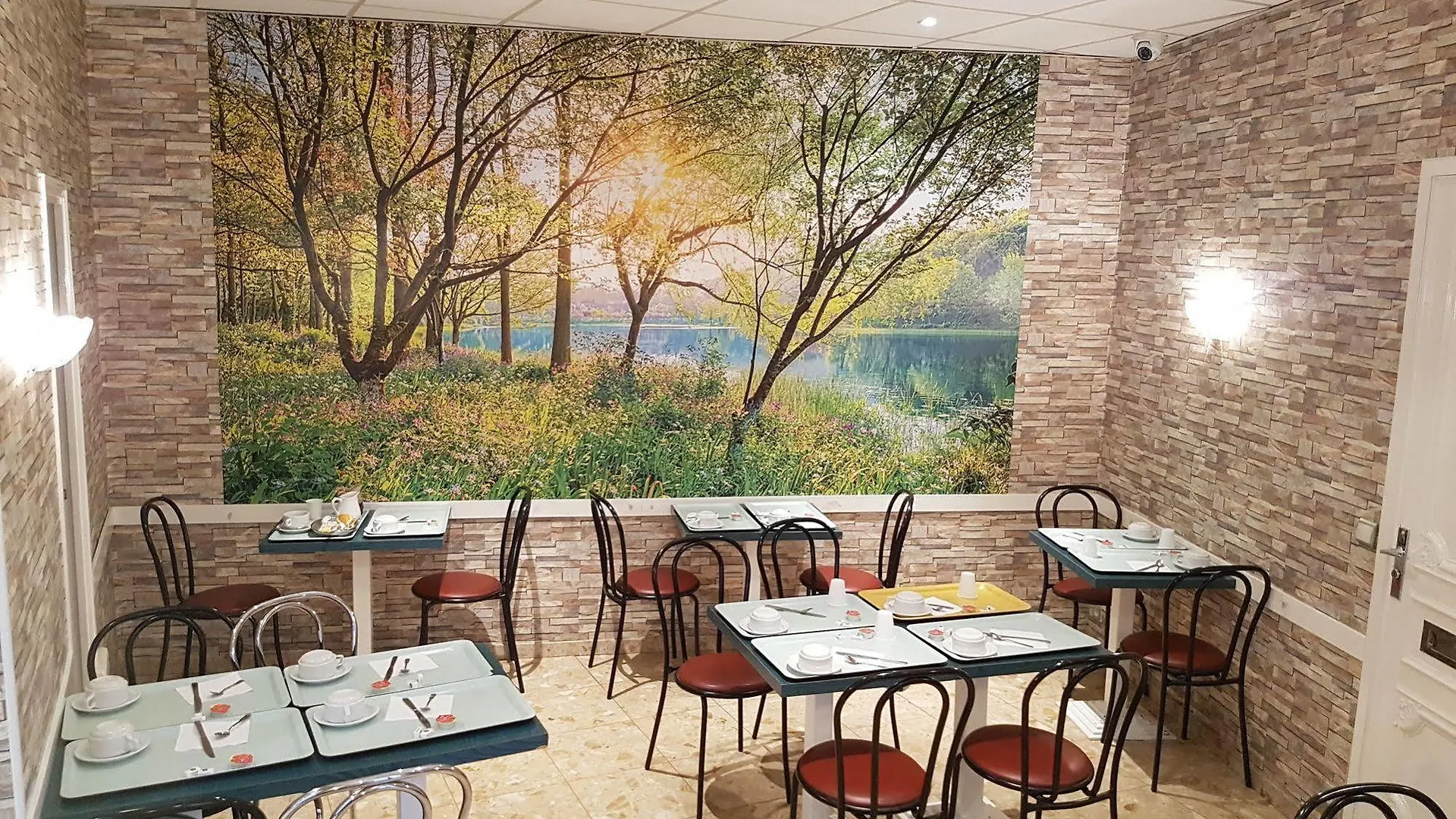 Ibis Styles Gare De L'est Magenta